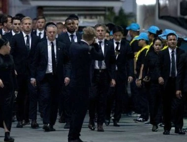 Ανατριχιαστικές στιγμές στην Ταϊλάνδη: Γονατιστοί τίμησαν τη μνήμη του προέδρου τους οι παίκτες της Λέστερ (βίντεο)